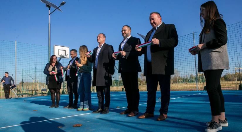 Bács-Kiskun egyik legszebb sportparkját adták át, százmilliókból újult meg a Vasas pálya – fotók, videó