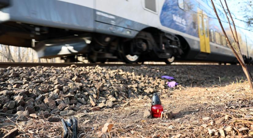 Buli utáni tragédia! Fiatalok vesztették életüket, amikor a Nyíregyházán át közlekedő vonat elé hajtottak