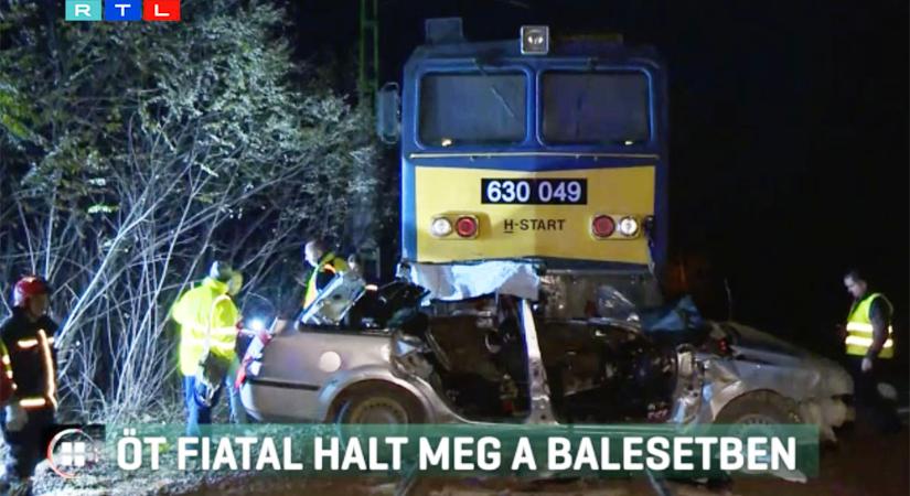 Öt fiatal vesztette életét, amikor a piros jelzés ellenére a vonat elé hajtottak Szentmártonkátán