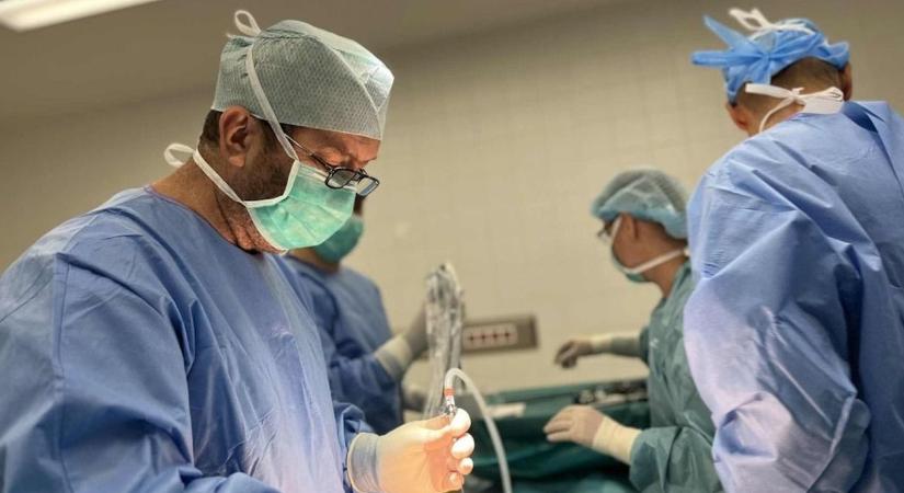 Orvosi áttörés Kecskeméten: 20 perc alatt eltávolították az epehólyagot, a beteg másnap már otthon volt