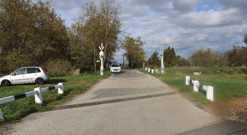 Felháborító: Áthajtott a piroson és letörte a csapórúdat egy győri sofőr - keresi a rendőrség