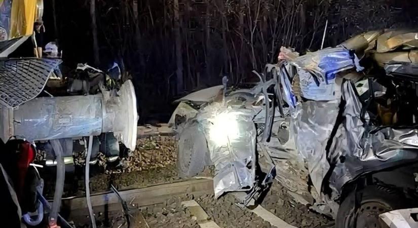 Esélyük sem volt a túlélésre: 5 halott a vasúti átjárónál, mert a sofőr kikerülte a sorompót