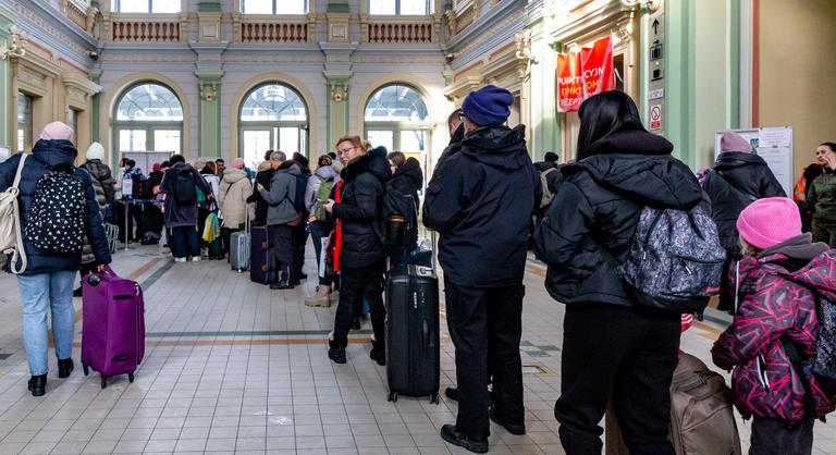 Könnyítettek a szabályokon, 100 ezer, még nem hadköteles fiatal menekült el Ukrajnából