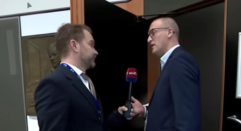 Tarr Zoltán idegesen távozni akart, amikor az adatszivárgási botrányról kérdezték