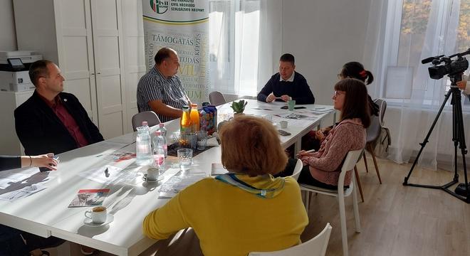 Civil November: fúvósok, komédiások előre, színes megvilágítást kap az Emlékmű és a Városháza