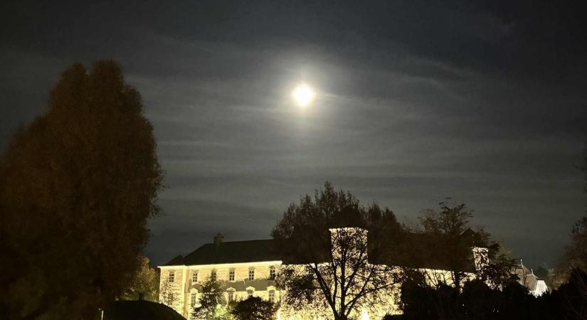 Tündöklő teliholdat kaptak lencsevégre a Kisalföldön