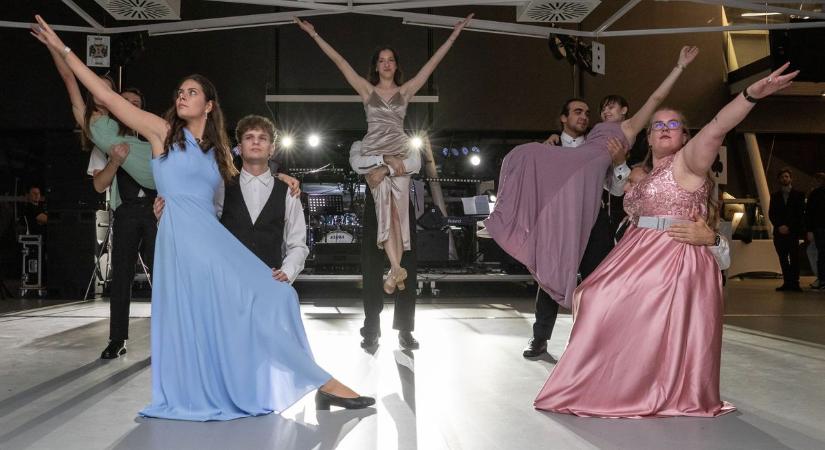 Sztárok, fények, hallgatók – fergeteges gólyabál Székesfehérváron