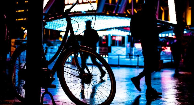 „Light Friday”: pénteken az egész országban ingyen osztogatják a rendőrök a láthatósági eszközöket