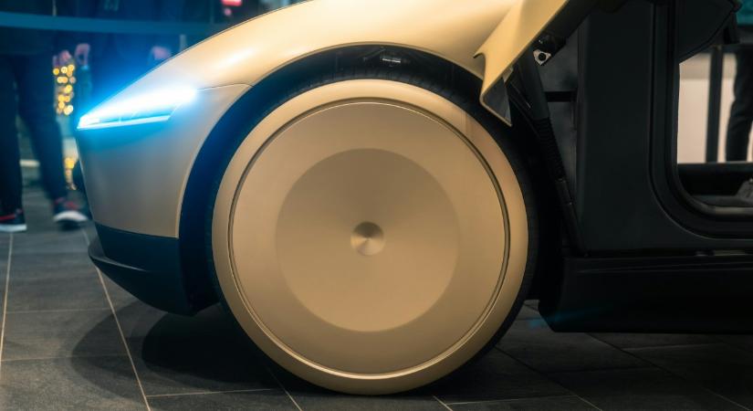 Ennyiszer karambolozott indulása óta a Tesla robotaxija