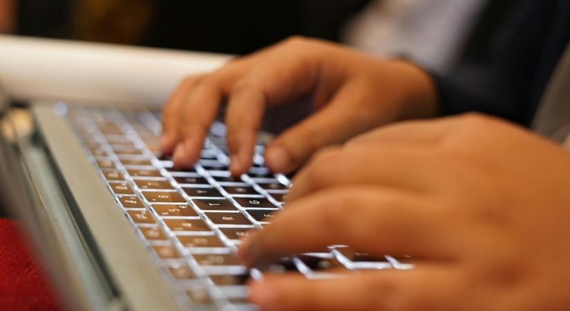 Retteghetnek a pornónézők – Nem mellesleg fizethetnek, mint a katonatiszt