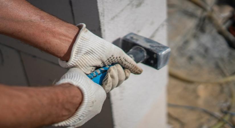 Háromszor rohantak a házába, amiért 10 millióból betonfalat épített