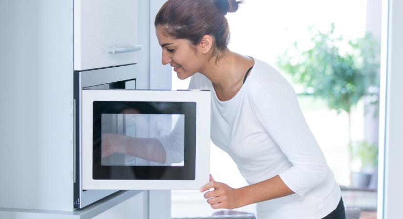 Csak 5 perc és semmi súrolás: olcsó szerrel makulátlanul zsírtalan lesz a mikród