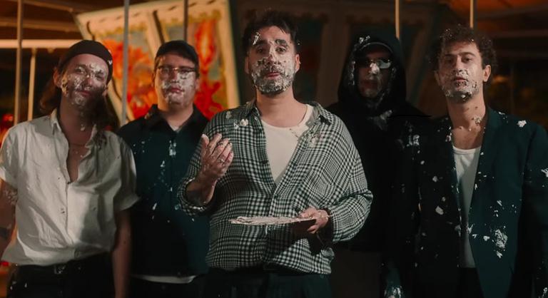 „B@szhatjuk a kultúrát, kihűlt mint a húsleves” – ezek a Fiúk nem finomkodnak