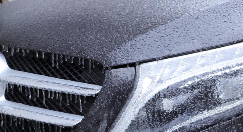 Halálcsapdává válnak az utak: bekeményít az időjárás