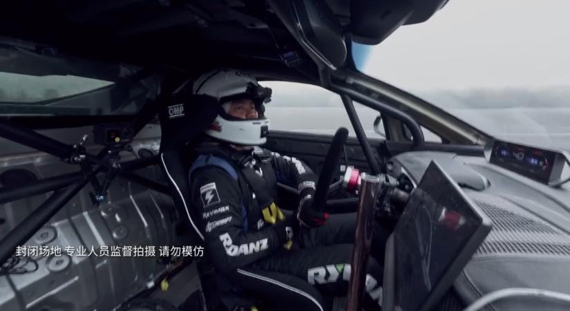 Videón a világ leggyorsabb villanyautós driftje