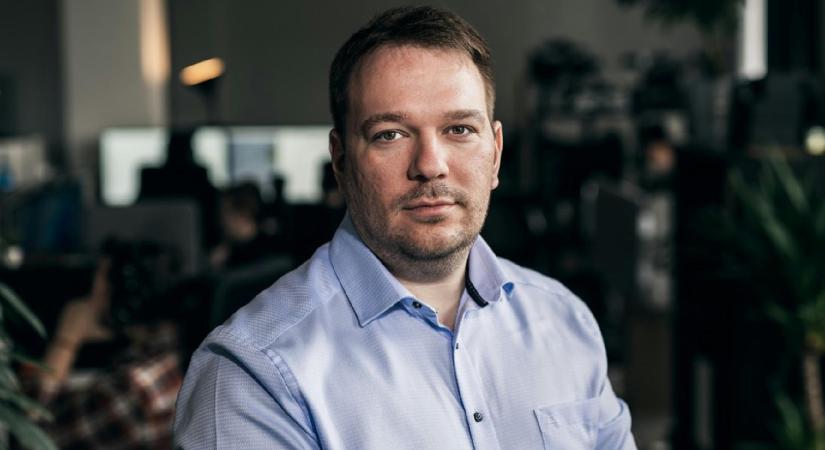 Önmagának is megteremti a digitális szuverenitást Orbán Viktor egyik legfontosabb kommunikációs tanácsadója