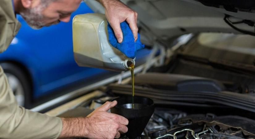 Miért gyártanak ennyire rossz autókat? Íme a motorgyilkos konstrukció, ami milliós károkat okoz (videóval)