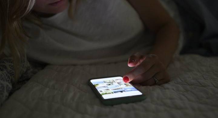 Érdekes megoldás a túlzott telefonhasználatra: 3 kilós telefontok a trükk