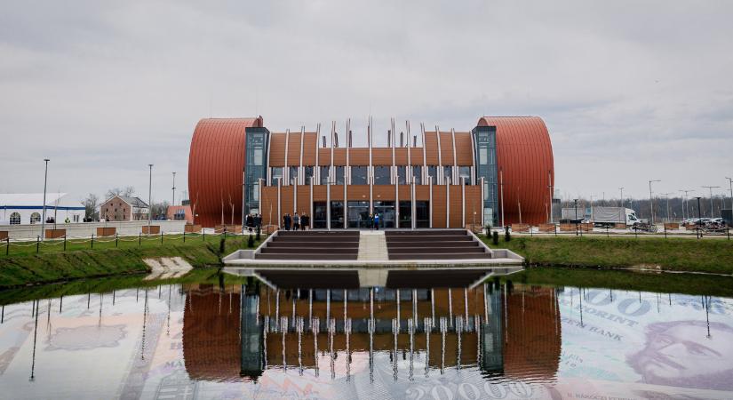 Hiába szervez Fásy Ádám ősmagyar szépségversenyt is, csak viszi a pénzt a Karcagon felállított Sámándob