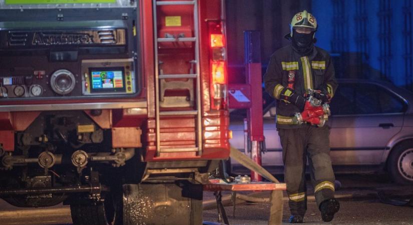 Tűz ütött ki Debrecenben, messziről látni lehetett a toronymagas lángoszlopot! - fotóval!