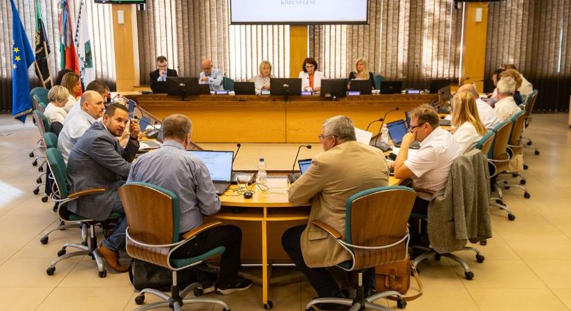 Időutazás miatt borult ki az újabb bili Tatabányán, nem kímélték a polgármestert