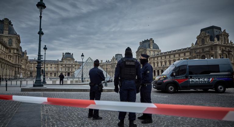 Az évtized ékszerlopása: amatőr jelszóval védték a Louvre-t