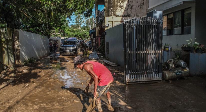 Helyszíni felvételek érkeztek a Kalmaegi tájfun lesújtó pusztításáról, több mint 100 ember eltűnt
