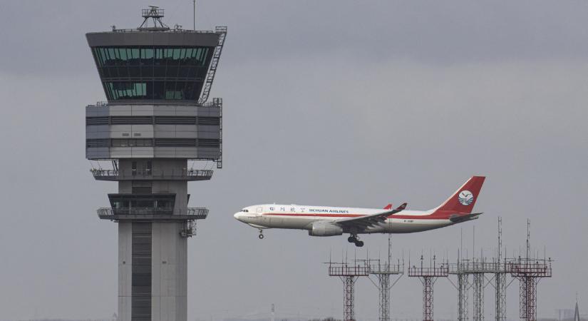 Összehívták Belgium nemzetbiztonsági tanácsát a reptereket megzavaró drónok miatt