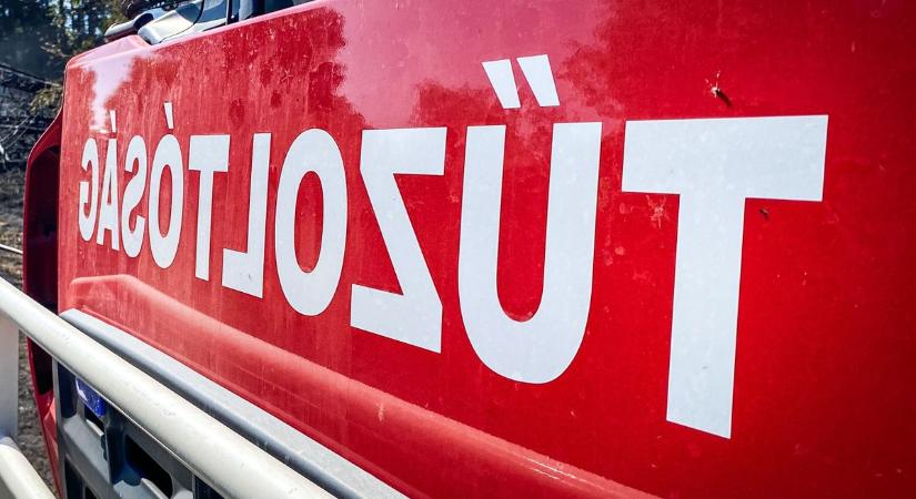 Kigyulladt egy autó a 74-es főúton