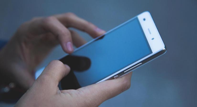 Nem létező telefonokat árult az interneten egy hajdú-bihari nő