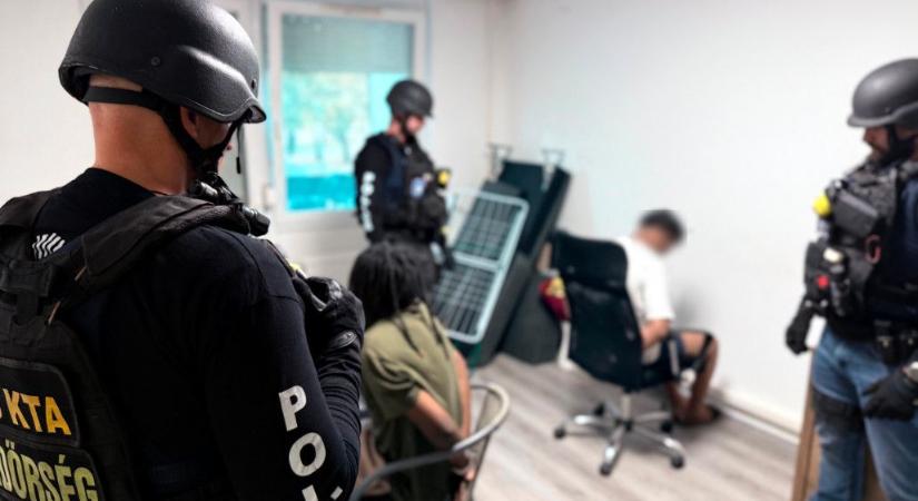 Küldöldi drogdílerekre csaptak le Debrecenben