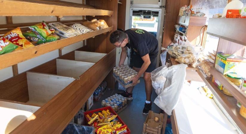 Továbbra is költenek a boltokban a magyarok, de havi alapon stagnált a forgalom