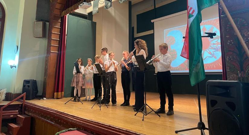 Gyönyörű gálaműsorral ünnepelte 30. születésnapját a kecskeméti Szent Imre Katolikus Iskola – fotók