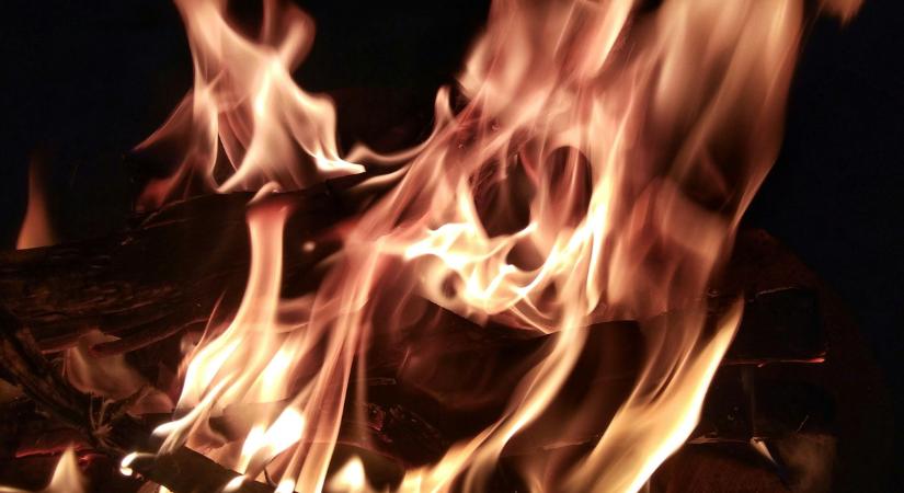 Teljes terjedelmében égett egy kocsi a 74-es főúton