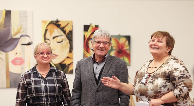 Különleges alkotások a bonyhádi könyvtárban – a hónap végéig ön is megnézheti (képgalériával)