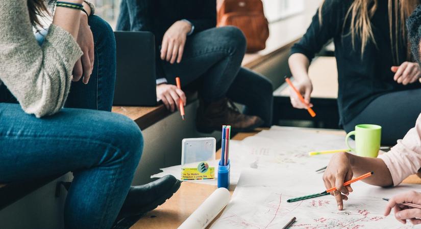 Hogyan legyél magabiztosabb felelés közben? 6 pszichológiai trükk