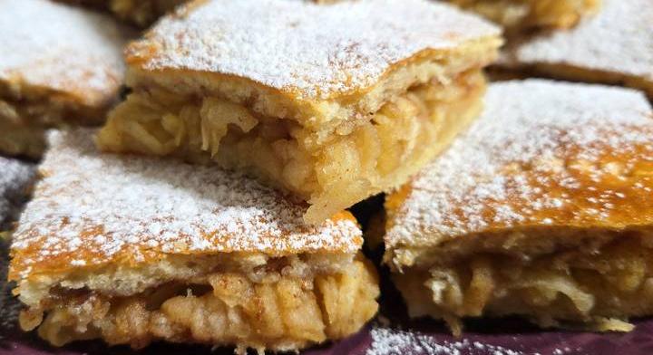 Almás pite extrán puha tésztával: a túrótól még finomabb lesz