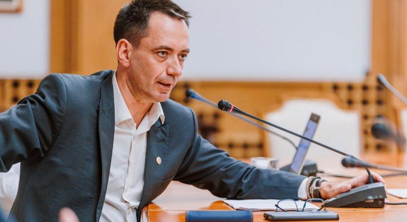 Csoma: egyetértünk a törvényhozók számának csökkentésével, de a magyar képviseletnek meg kell maradnia