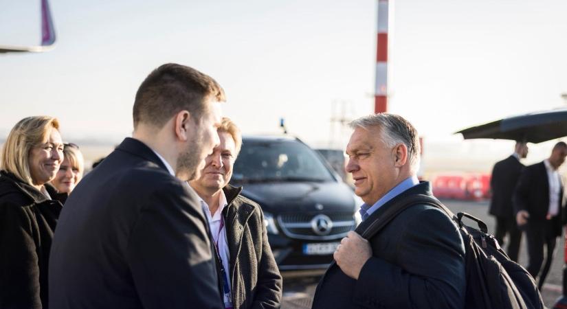 Két „dossziéval” és egy csomaggal szállt fel a fél magyar kormány gépe Washington felé