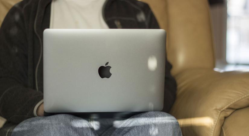 Már tesztelik az olcsó MacBookot – iPhone chip hajthatja az Apple új laptopját
