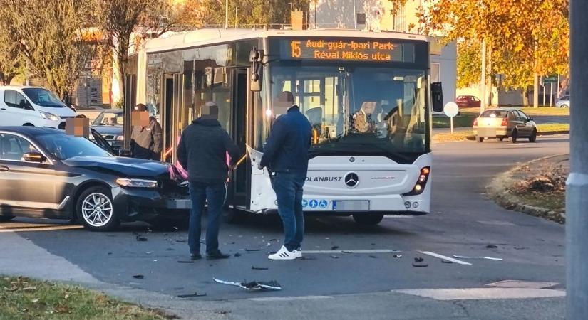 Egy busz és egy személyautó karambolozott Győrben - fotók a helyszínről
