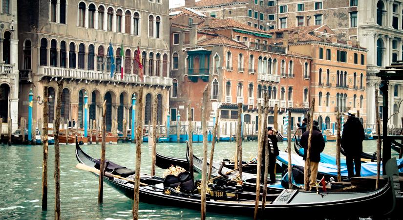 Az olasz Velence főterén óriási magyar felirat áll, 1 szó amelybe beleborzongunk