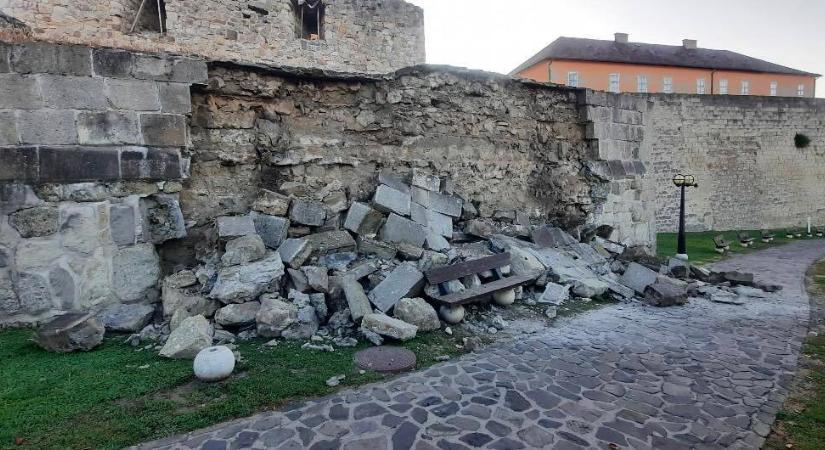 Leomlott az egri vár falának egy része