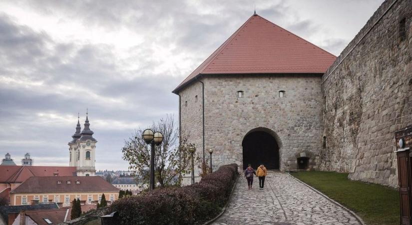 Újabb omlás az egri várban - lezárták a várfalsétányt  fotó