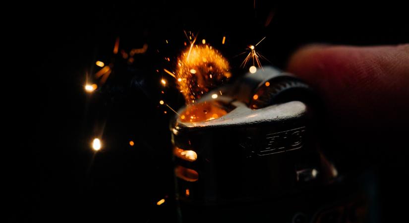 Felgyújtotta volt párja alvó barátnője alatt az ágyat