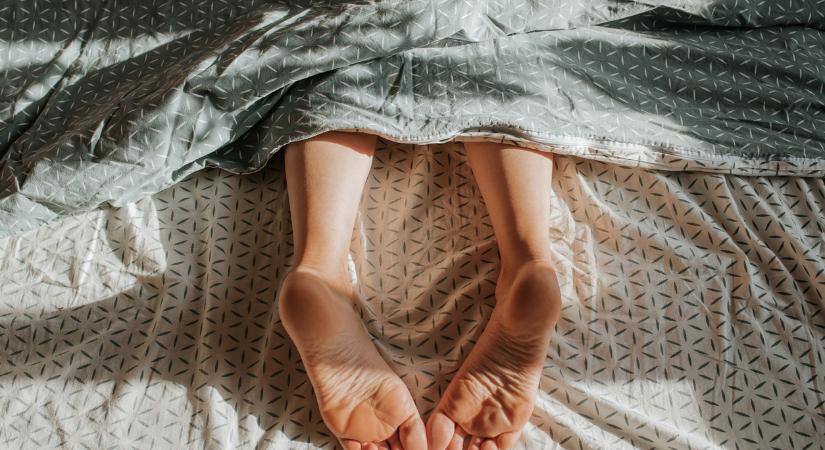 Miért alszunk jobban, ha kilógatjuk a lábunkat a takaró alól?