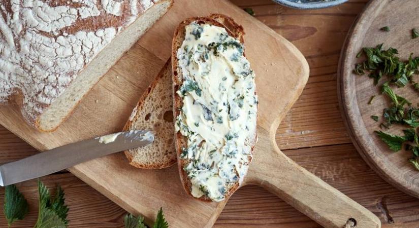 Sült fokhagymás fűszervaj: ropogós pirítóssal az igazi