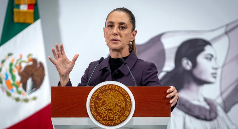 A nyílt utcán próbálta meg átölelni és megcsókolni a mexikói elnököt egy férfi