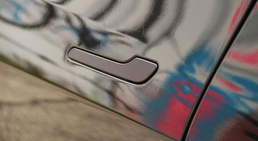 Gyerekek kerülhettek veszélybe a Tesla beragadó kilincsei miatt, a hatóság vizsgálódik