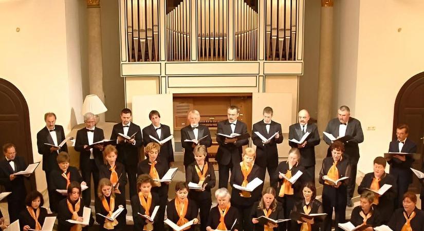 A próbahelyiség csendjében megszülető harmónia tartja életben a város legendás kórusát